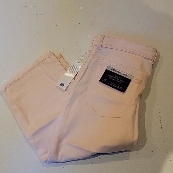NWT - Gloria Vanderbilt Original Classic Fit Amanda Soft Pink Capris - Picture 4 of 4